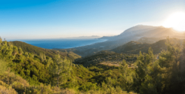 Samos ligger 3 km fra den tyrkiske kyst og har et areal på 478 km2 med 32.642 indbyggere i 2021. Regionalenheden Samos er en del af Den Nordægæiske Region, hvis hovedby og administrative centrum er Mytilini på øen Lesbos. Samos er bjergrig og består af krystalliske stenarter og kalksten.