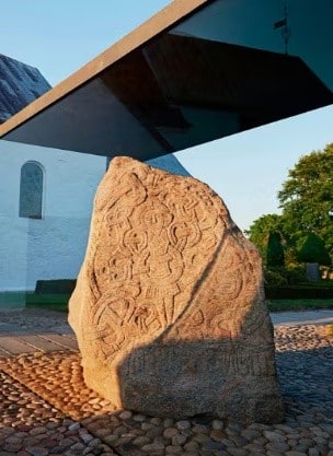 I hjertet af Jylland tog Danmark form. Her ser I de runesten og monumenter, de danske vikingekonger rejste for 1.000 år siden for at fortælle om deres magt, tro og rige.